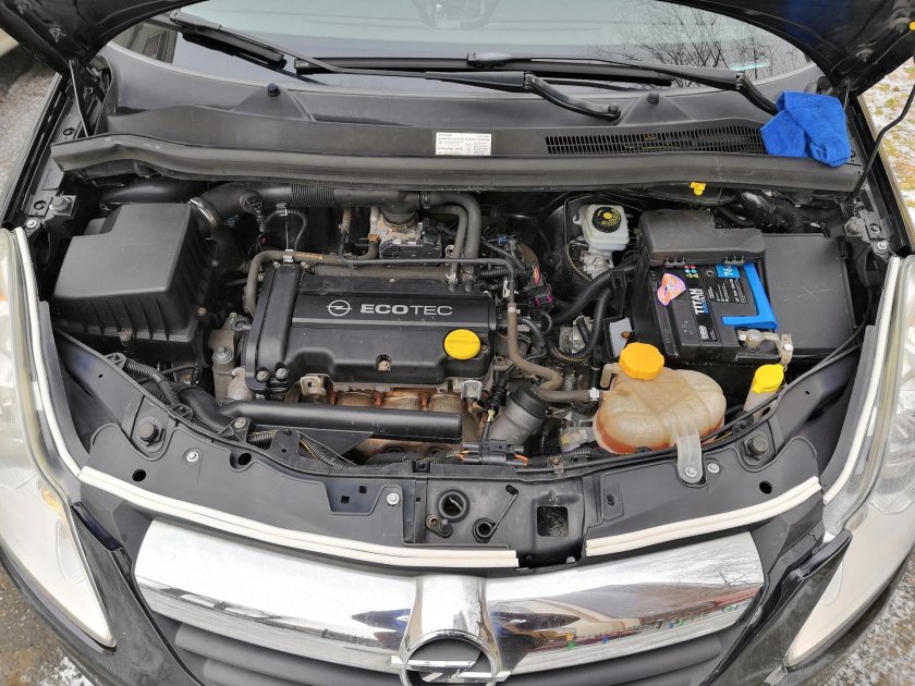 Подкапотное пространство Опель Корса д 1.2