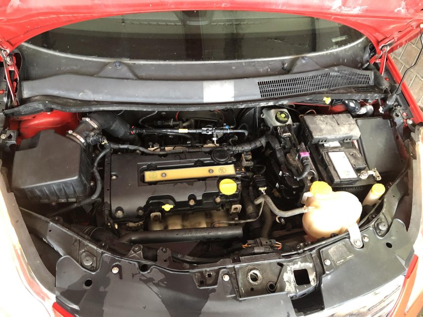 Опель Корса д под капотом