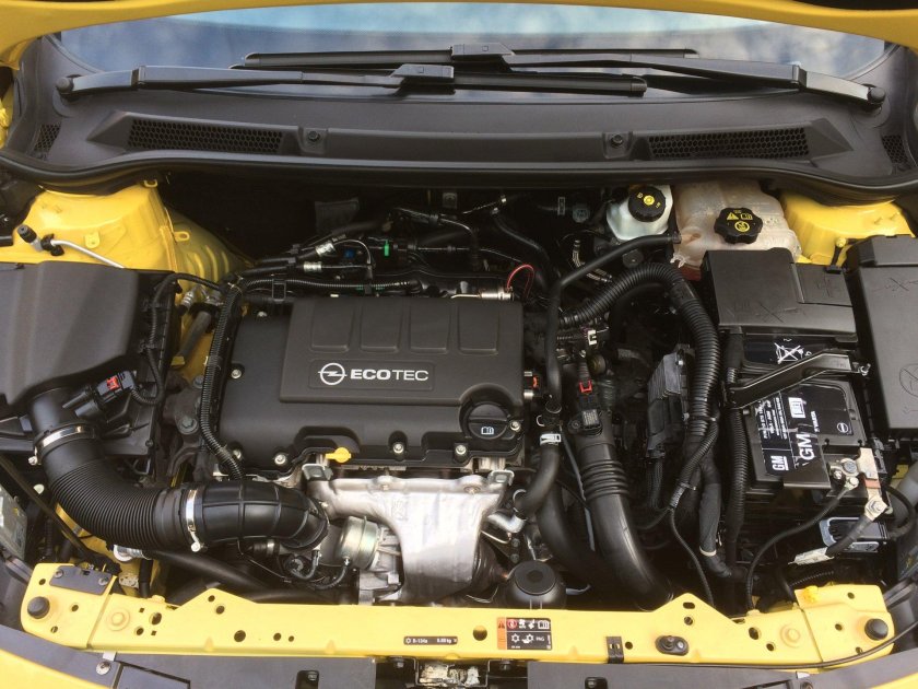 Опель Астра j под капотом