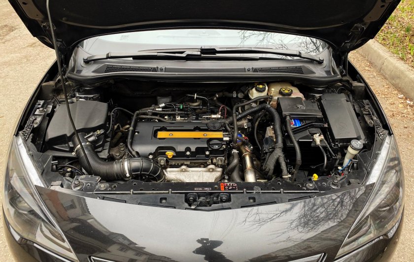 Опель Астра j под капотом