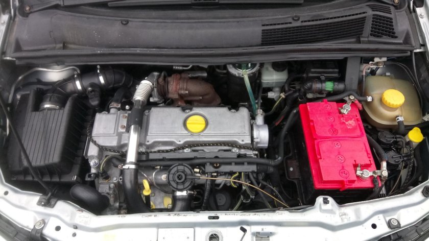 Опель Зафира моторный отсек