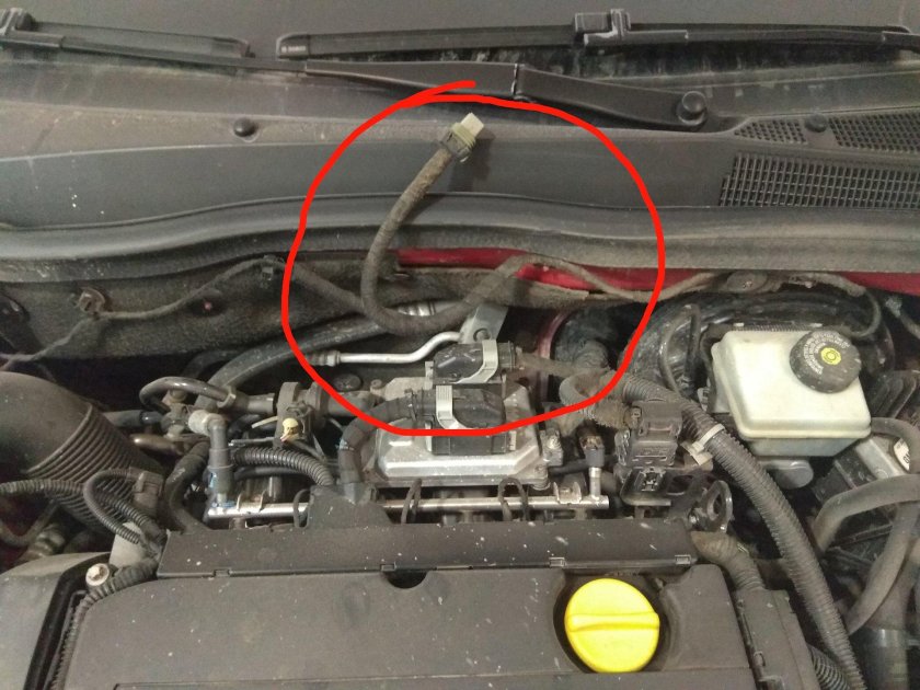 Опель Астра h разъемы под капотом