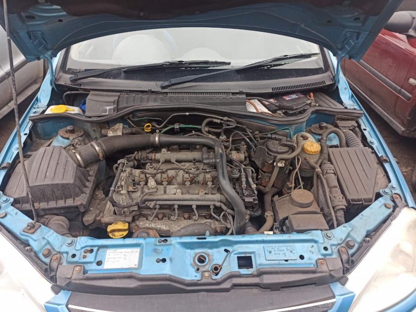 Моторный отсек Опель Корса с 1,4