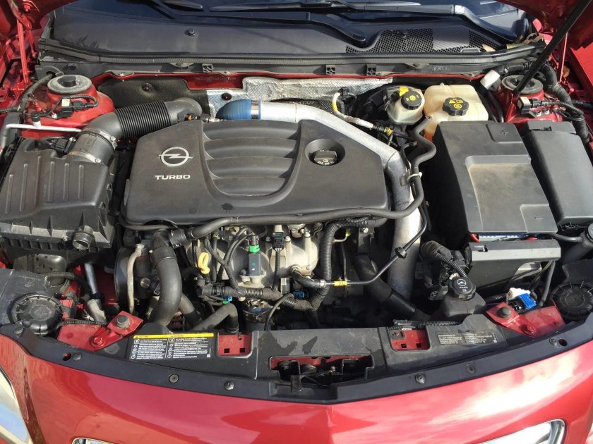 Opel Astra 2013 подкапотное