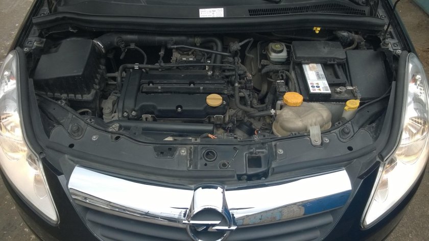 Подкапотное пространство Опель Корса д 1.2