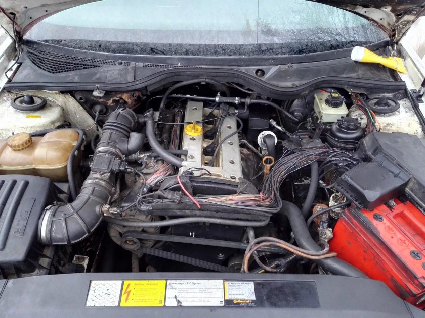Opel Omega b под капотом