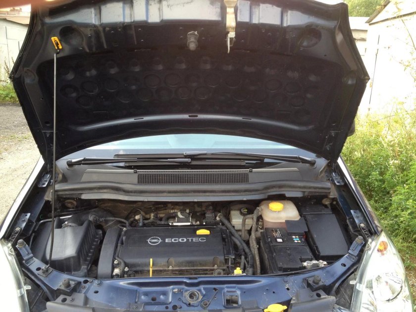 Уплотнитель капота Опель Зафира б