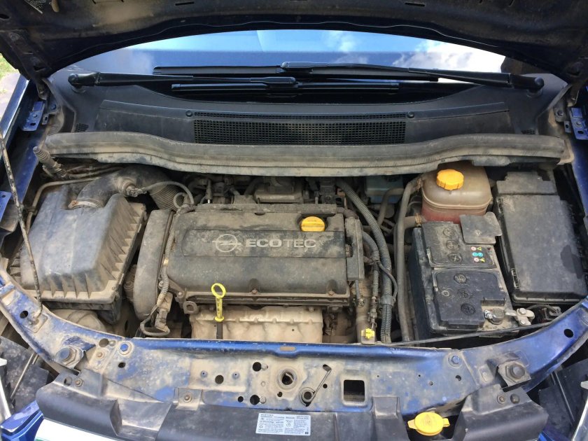 Опель Зафира подкапотное пространство