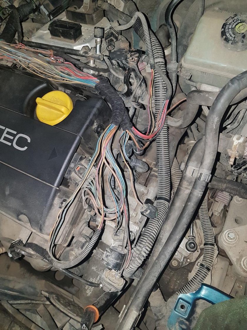 Разъемы под капотом Opel Astra h 18