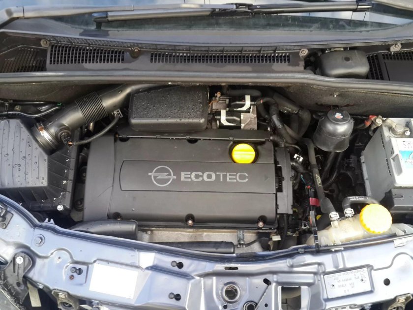 Опель Мерива моторный отсек