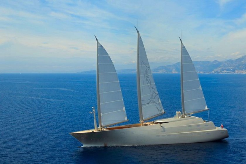 Парусная яхта а Андрея Мельниченко с парусами