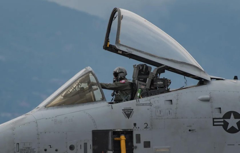 Кабина а 10 Тандерболт