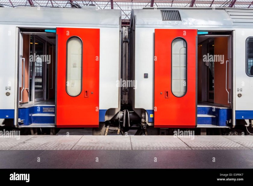 Поезд с открытой дверью