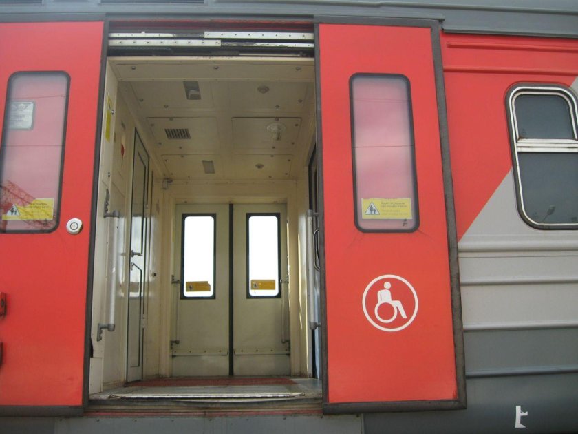 Двери электрички эд4м