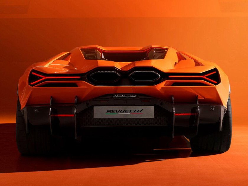 Ламборджини revuelto