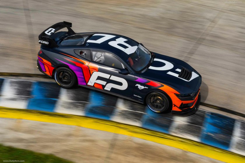 Гоночный Форд Мустанг