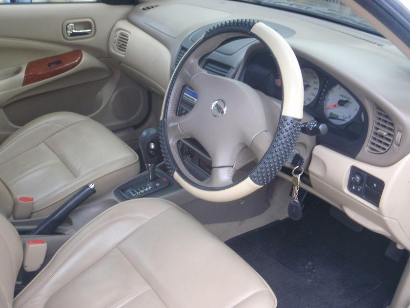 Nissan Bluebird 2000 салон