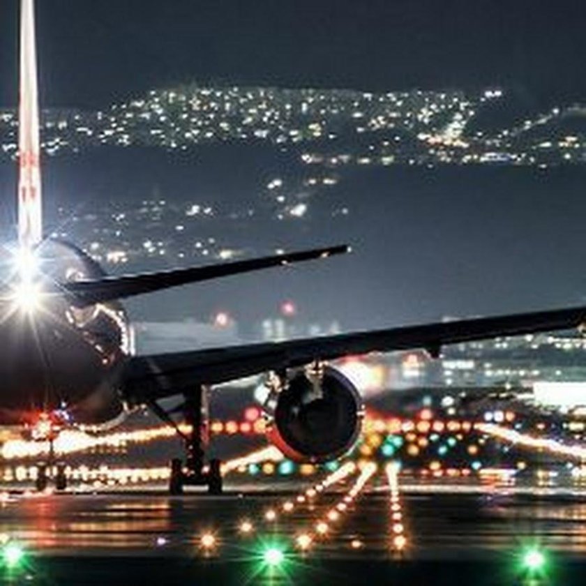 Самолёт взлетает ночью