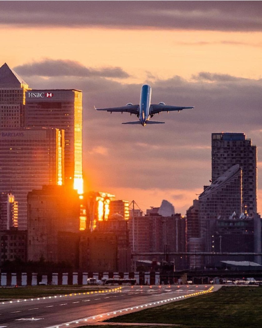 Самолет над городом