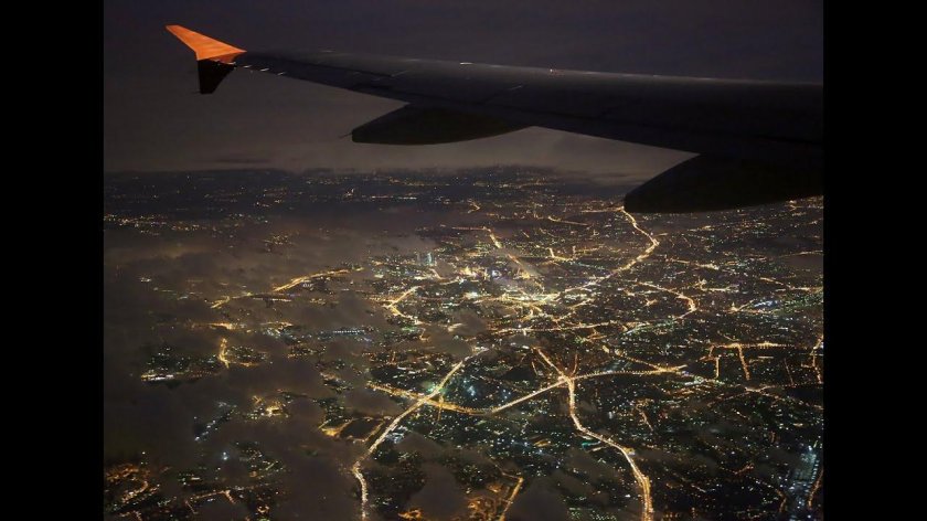Ночная Москва из иллюминатора самолета