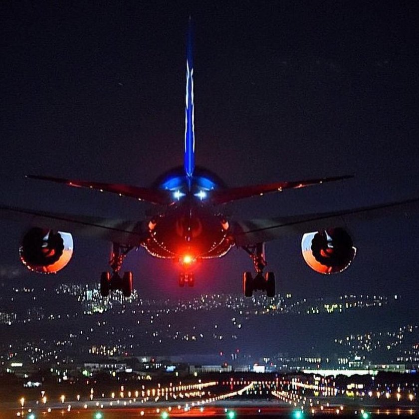 Самолёт ночью в небе