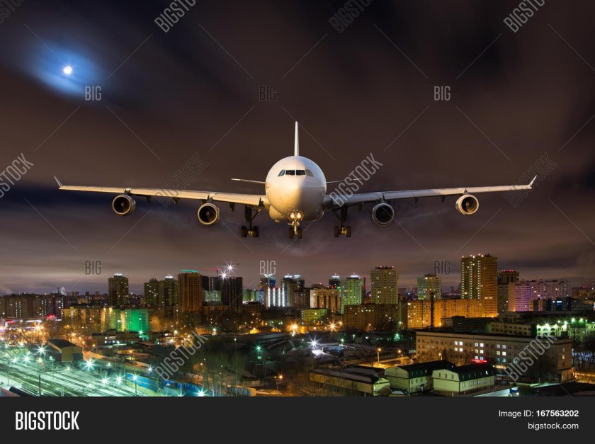 Самолёт вид спереди ночь