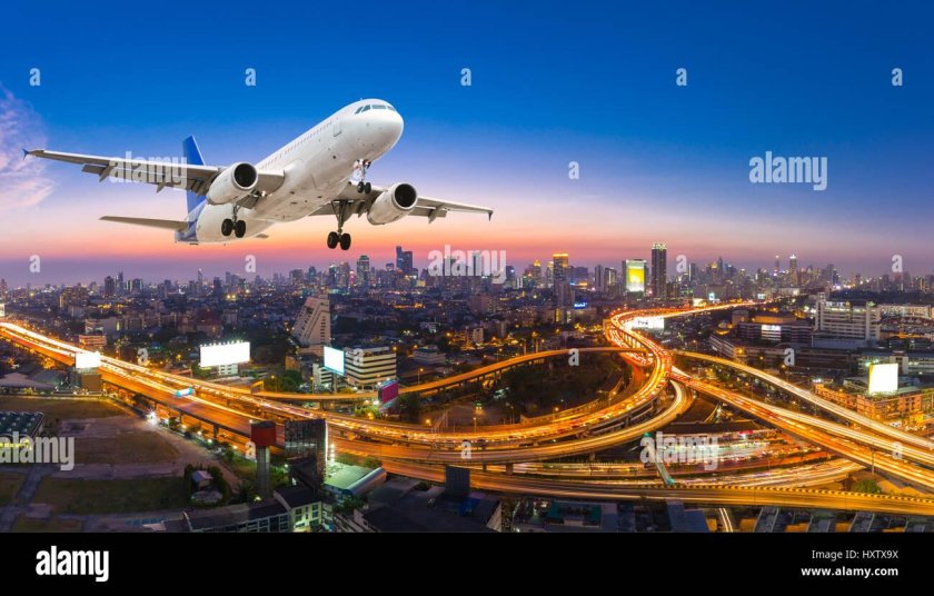 Взлетающий самолет над городом