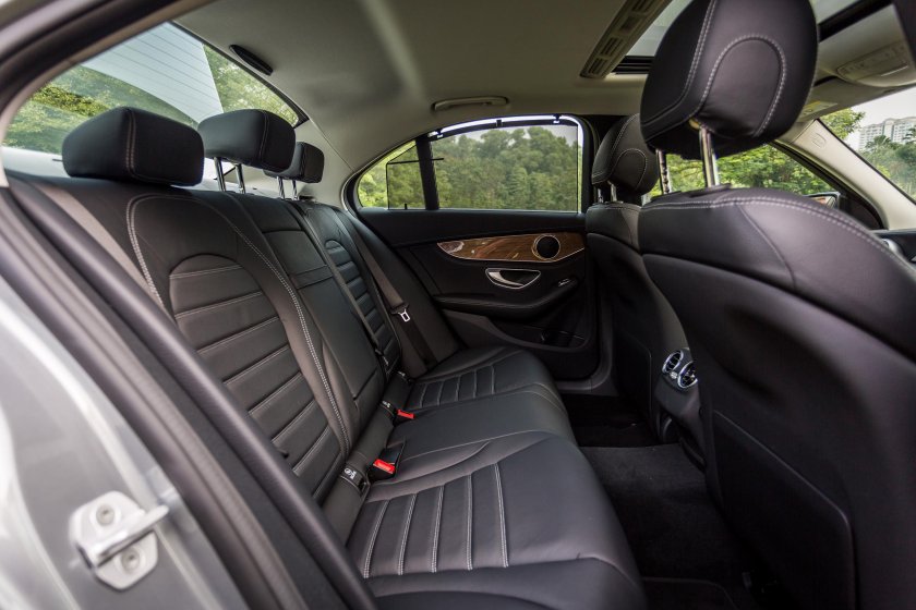 Салон сзади Мерседес с 205