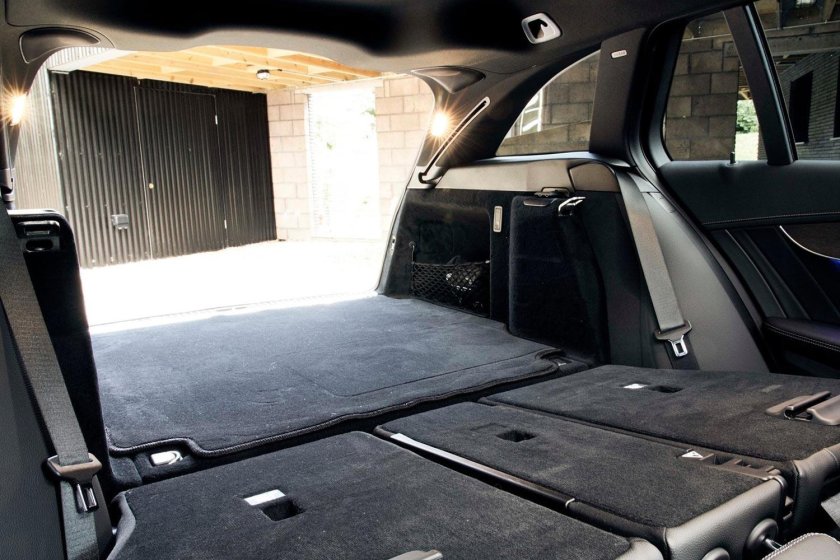 Мерседес в салоне магазина