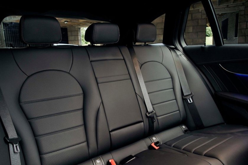 Мерседес в салоне магазина