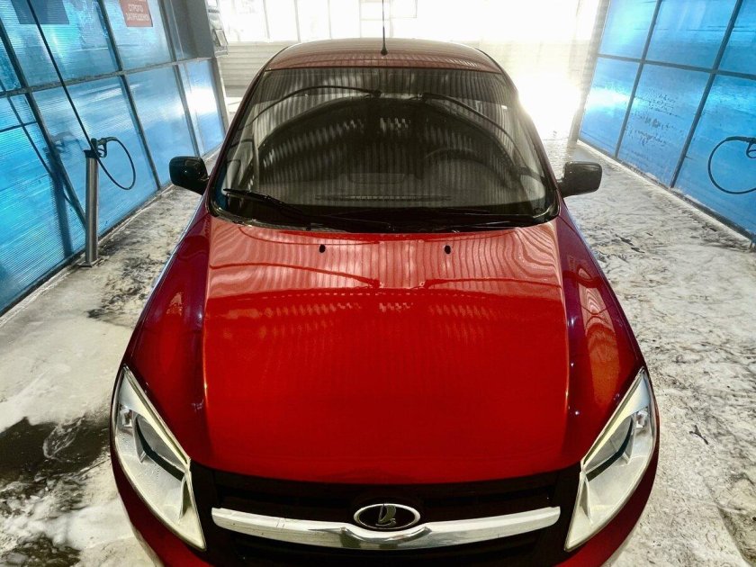 Красная Фабия с черной крышей