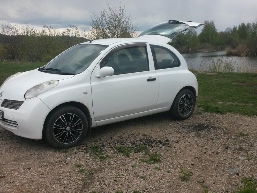 Nissan March белый