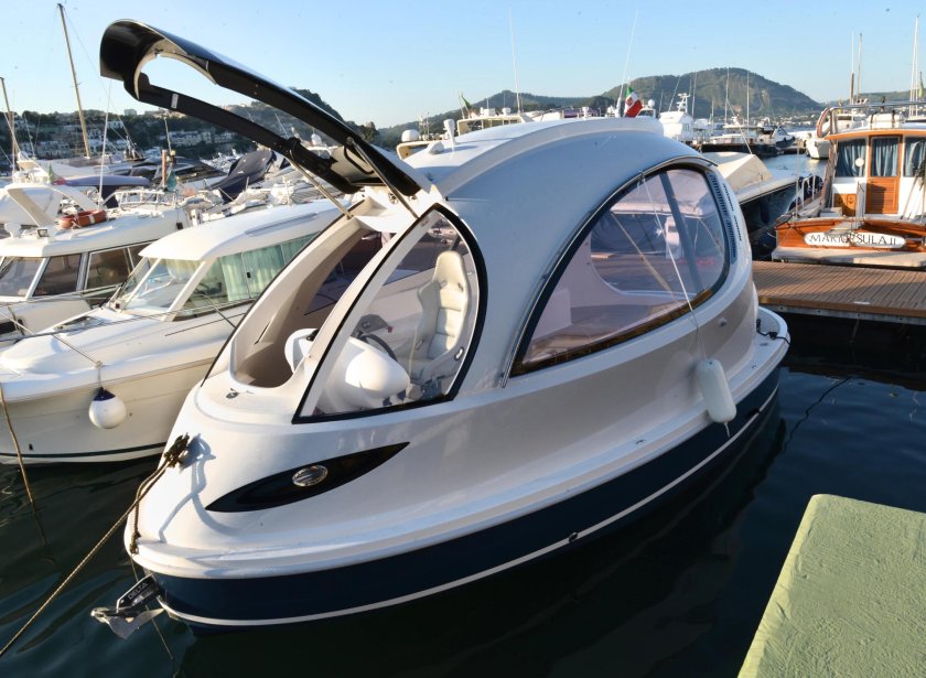 Футуристический катер Jet Capsule
