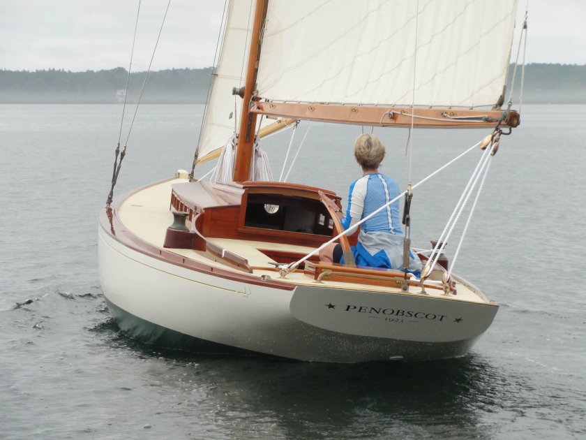 Парусная яхта швертбот