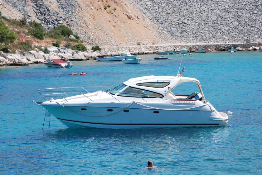 Яхта Гамильтон