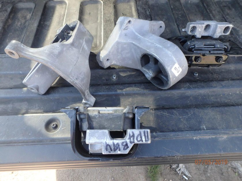 Опора двигателя Додж Стратус 2.4