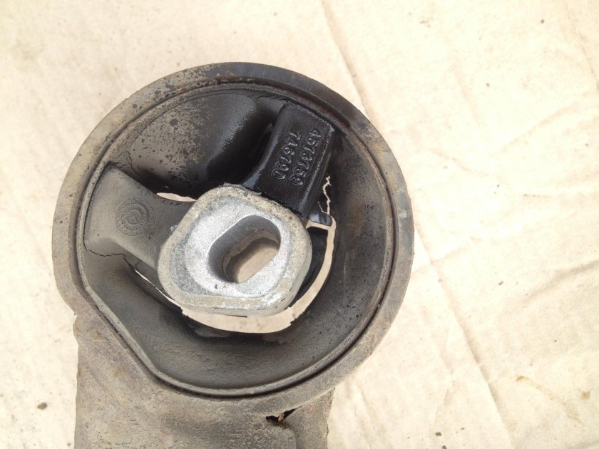Сайлентблок опоры двигателя Крайслер Стратус