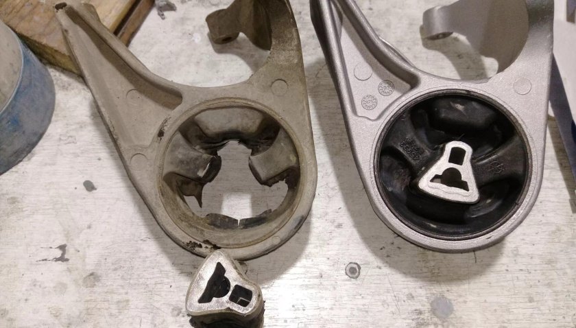 Подушка двигателя задняя Додж Стратус 2