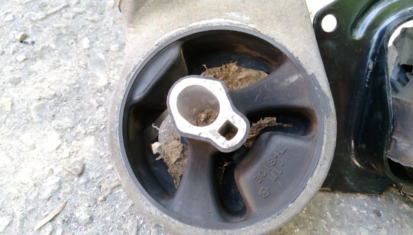 Опора двигателя Додж Стратус 2.4