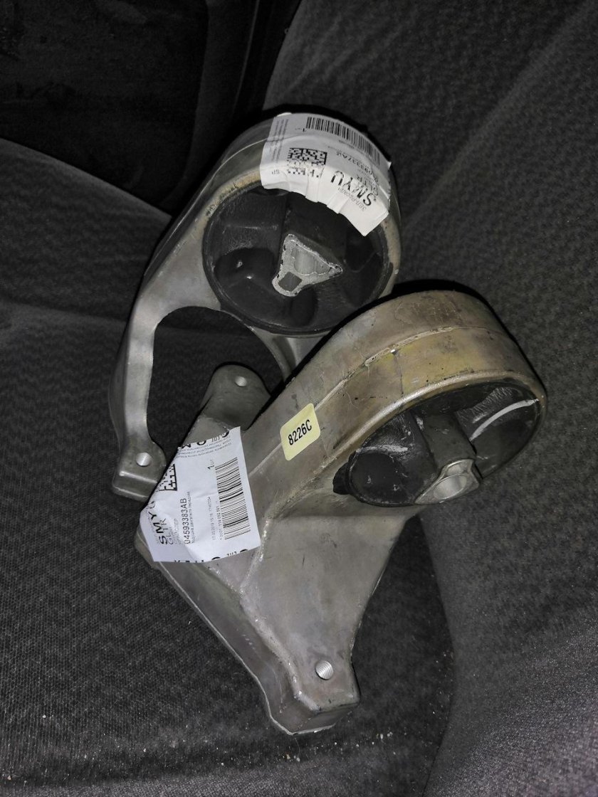 Подушка двигателя Додж Стратус 2.4