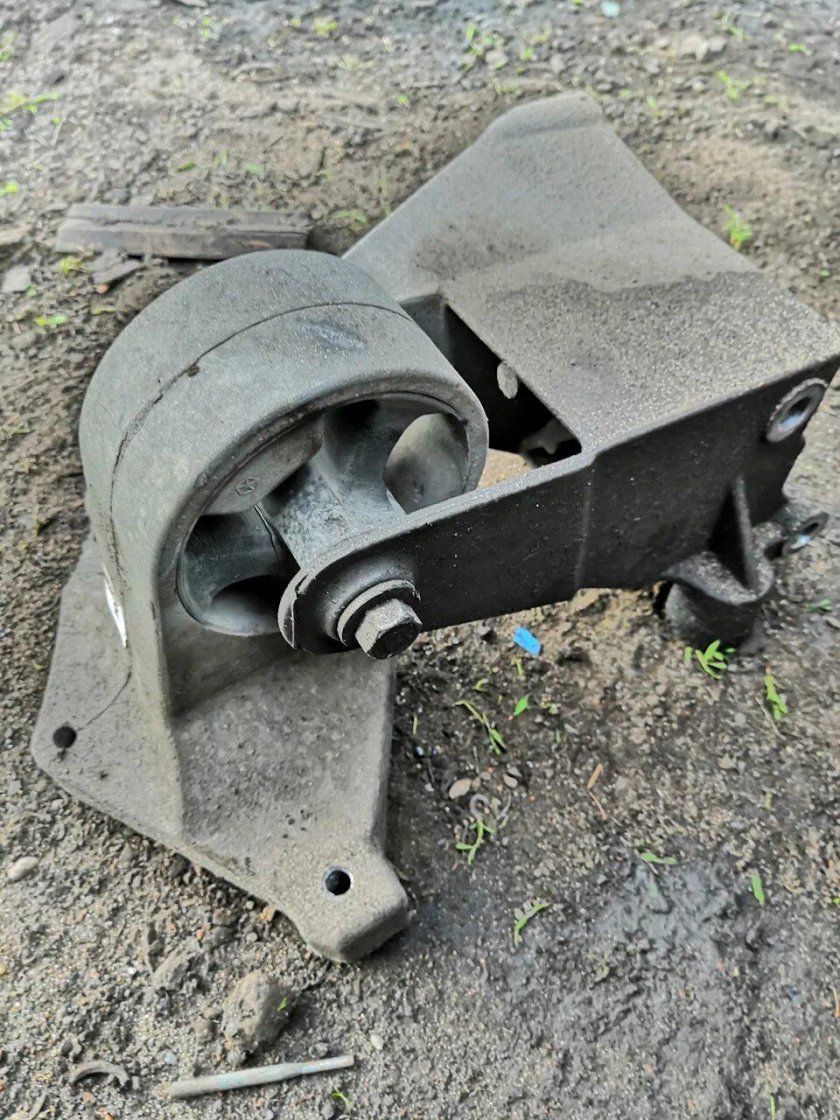 Опора двигателя Додж Караван 2.4