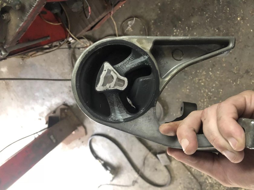 Подушка двигателя Додж Стратус 2.4