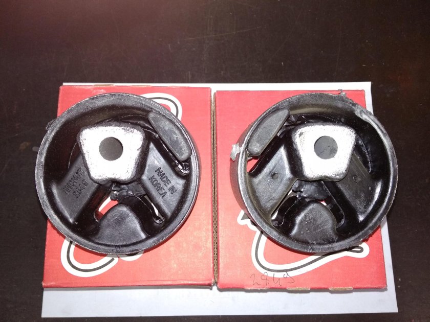 Подушка двигателя Крайслер 2.4