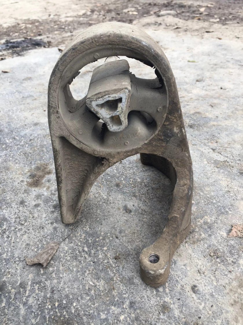 Замена задней опоры двигателя Крайслер Себринг 2.4