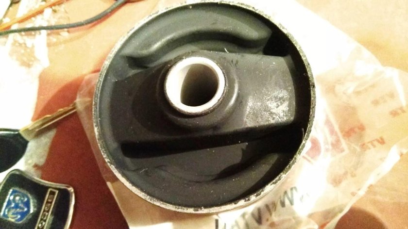 Подушка двигателя передняя Додж Стратус 2,5