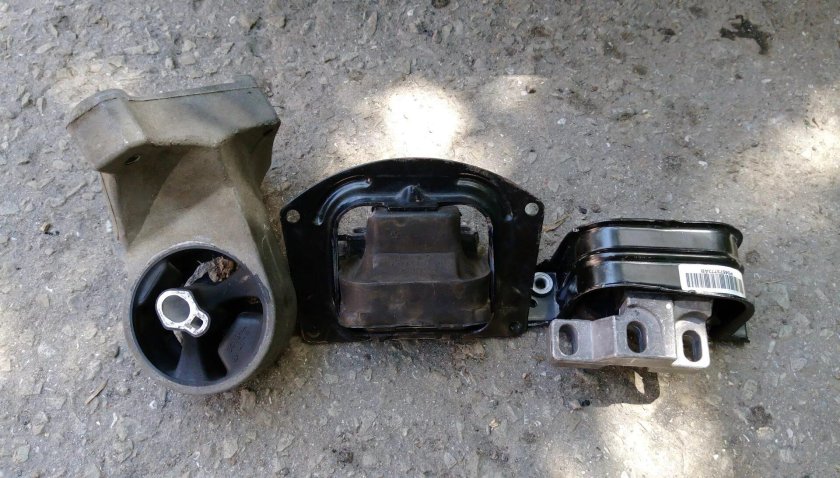 Подушка двигателя Додж Стратус 2.4 передняя