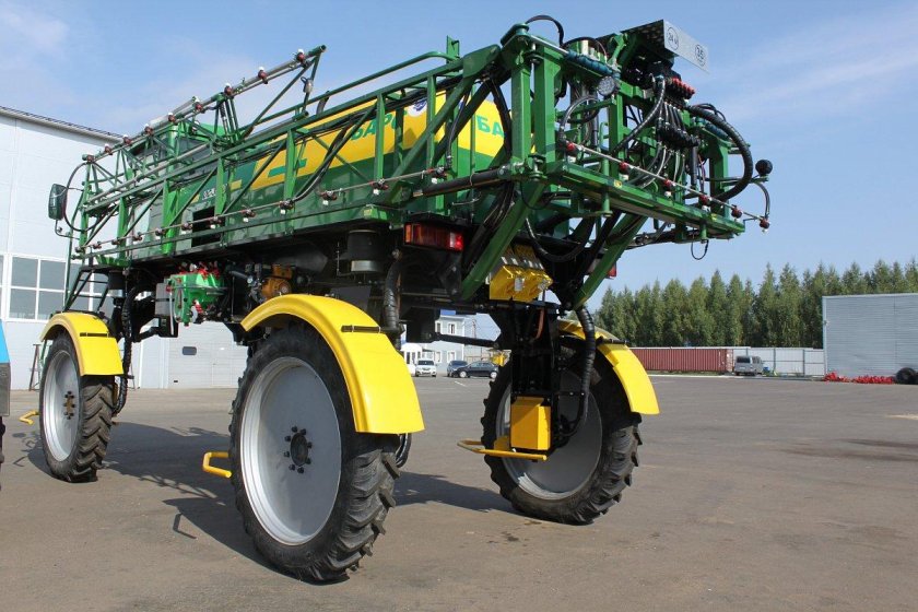 Самоходный опрыскиватель Барс 3000