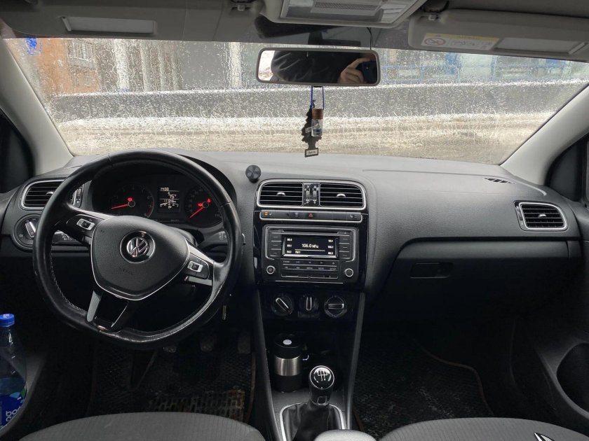 Черный салон поло седан