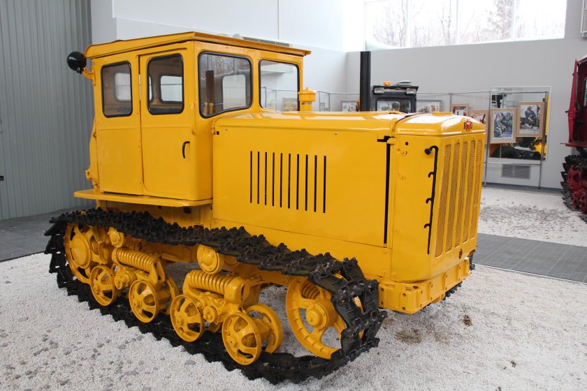 Гусеничный трактор ДТ-54
