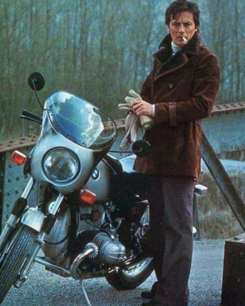 Ален Делон мотоциклистка